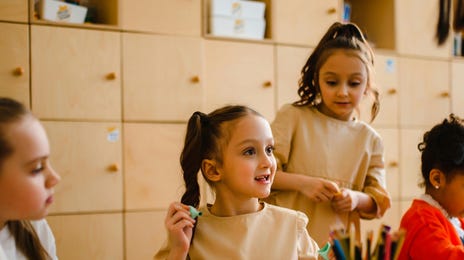Niñas preparando juegos en inglés para el Día del Niño.