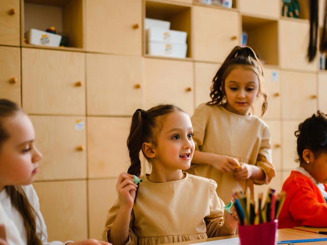 Niñas preparando juegos en inglés para el Día del Niño.