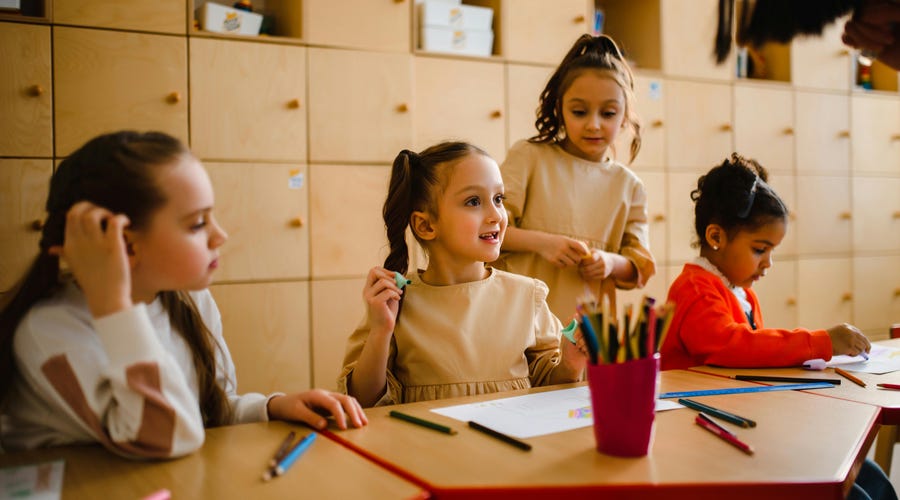 Niñas preparando juegos en inglés para el Día del Niño.