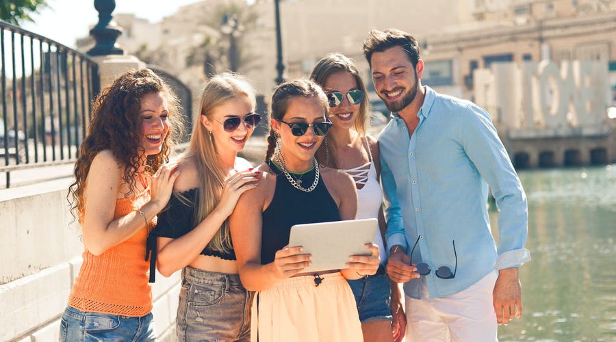 Un grupo de amigos viendo un iPad