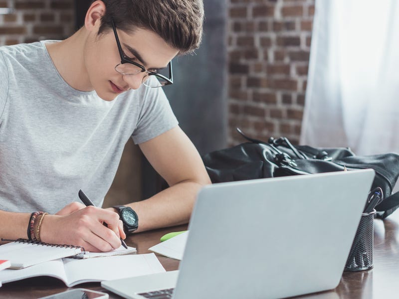 Hombre escribiendo que estudiar inglés al cursar tu carrera impulsará tu futuro