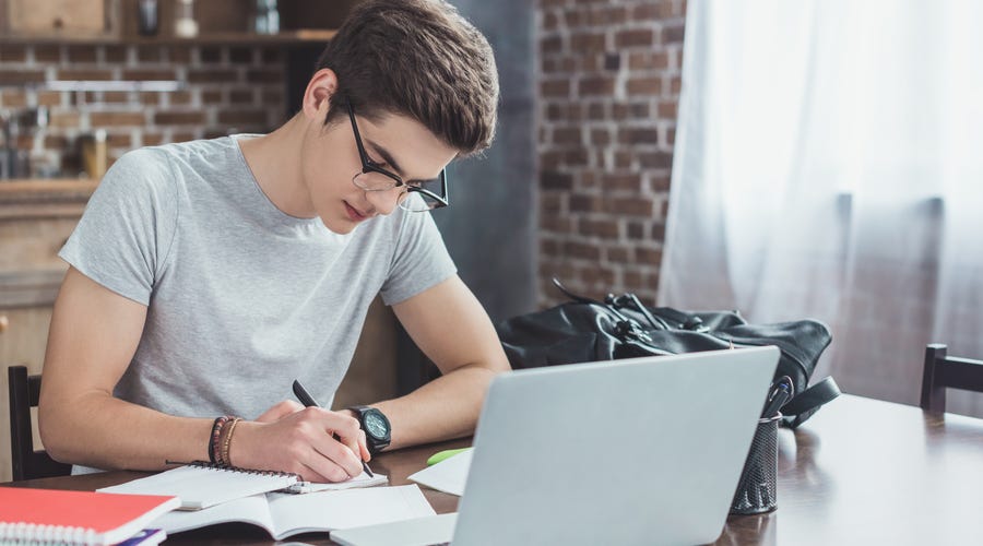 Hombre escribiendo que estudiar inglés al cursar tu carrera impulsará tu futuro