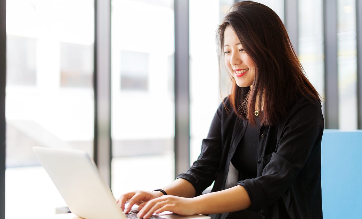Mujer en exámenes de inglés y certificaciones para empresas