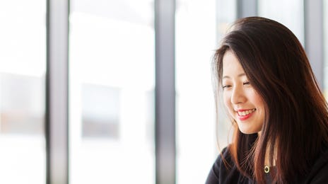 Mujer en exámenes de inglés y certificaciones para empresas