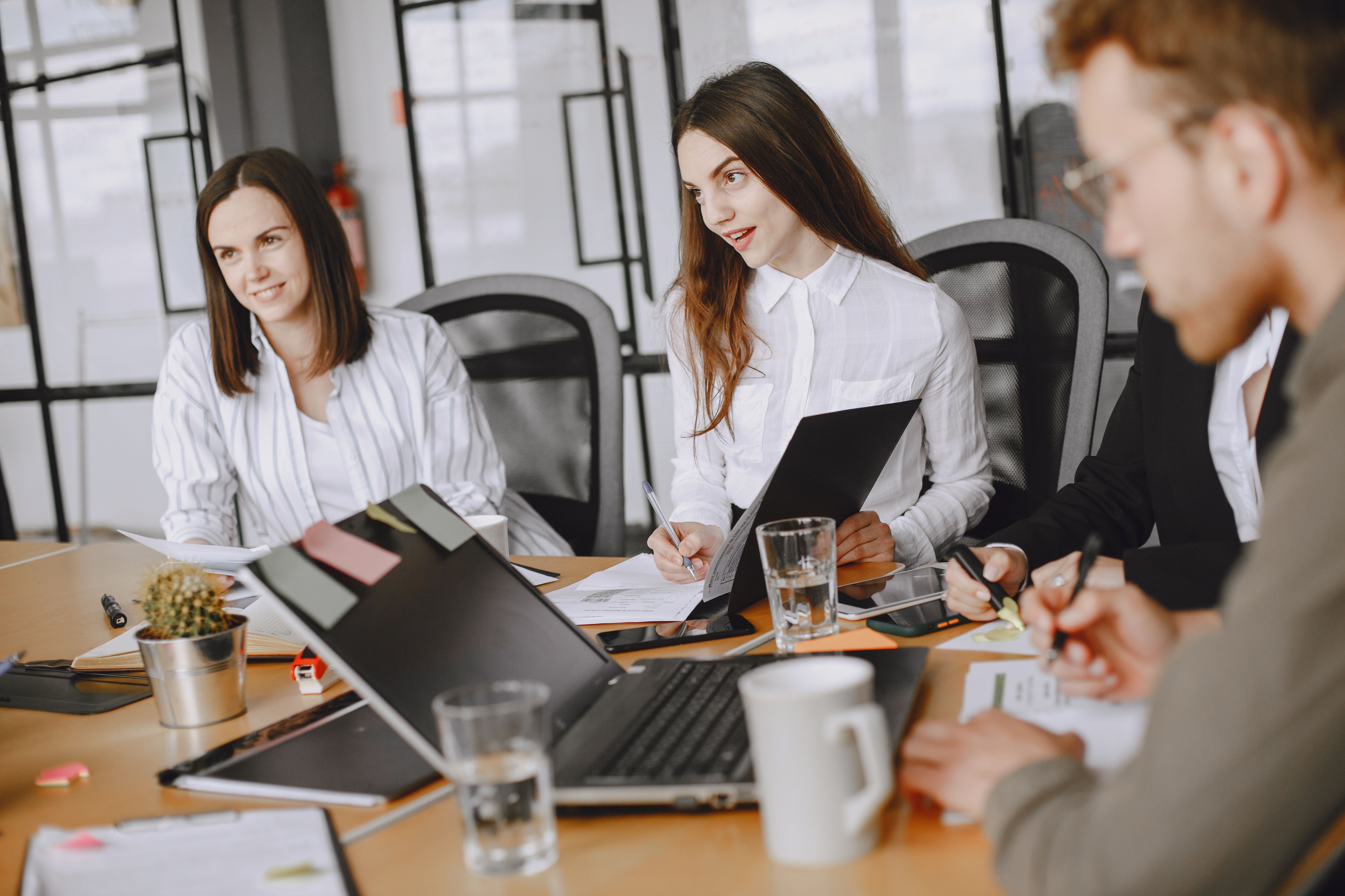 Mujeres en una reunión de negocios para hablar del vocabulario técnico de la industria.