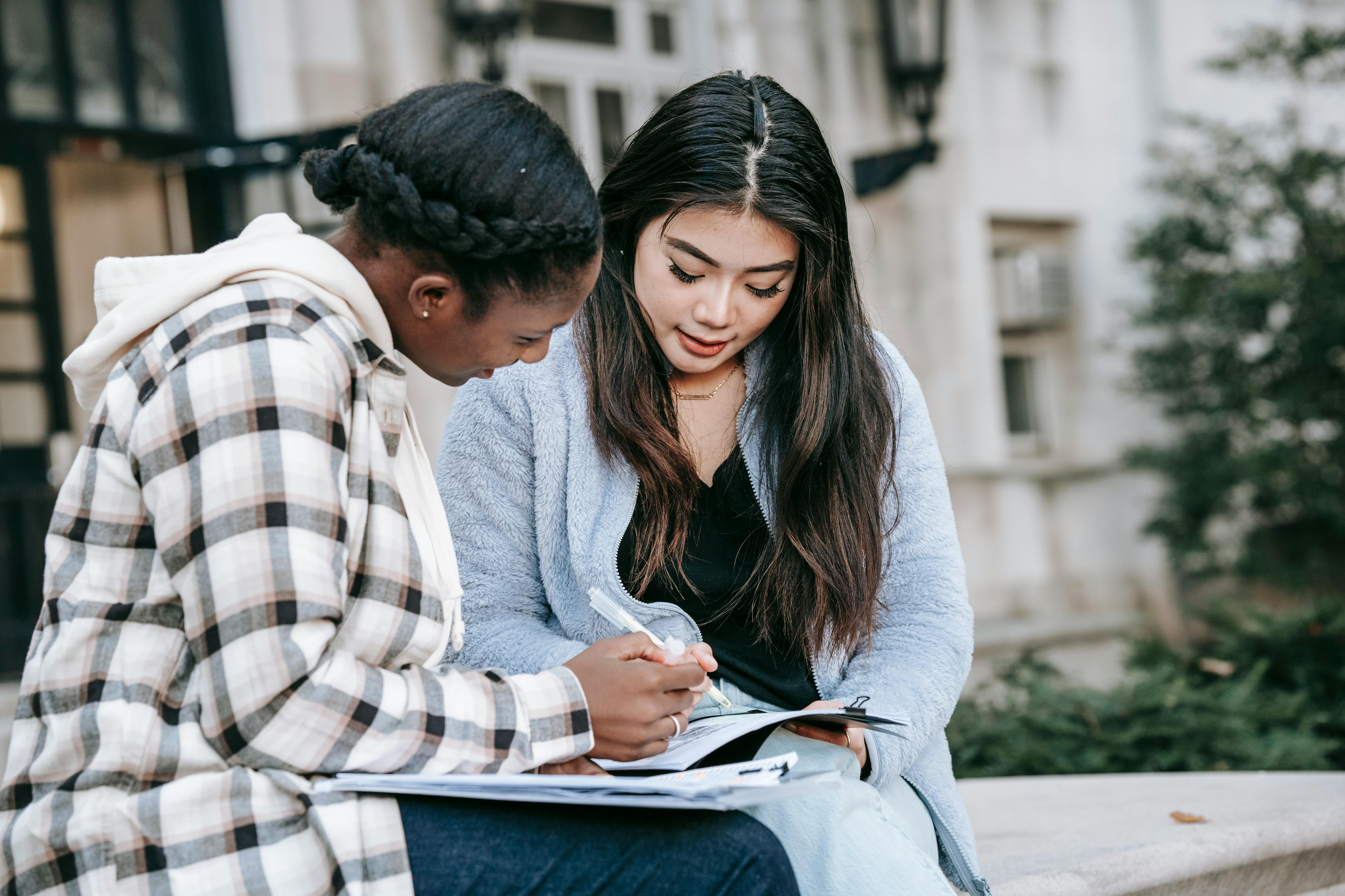 Dos amigas estudian inglés para avanzar en la fluidez del idioma.