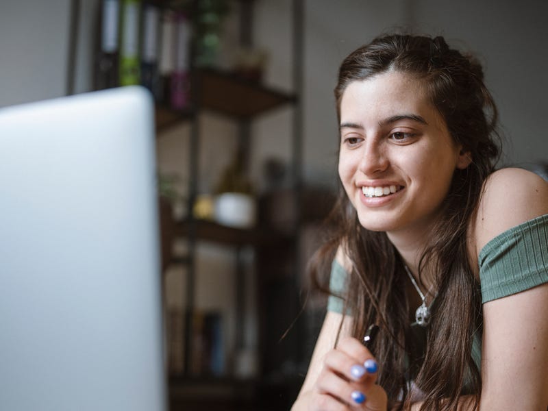 Mujer aprendiendo los adverbios en inglés