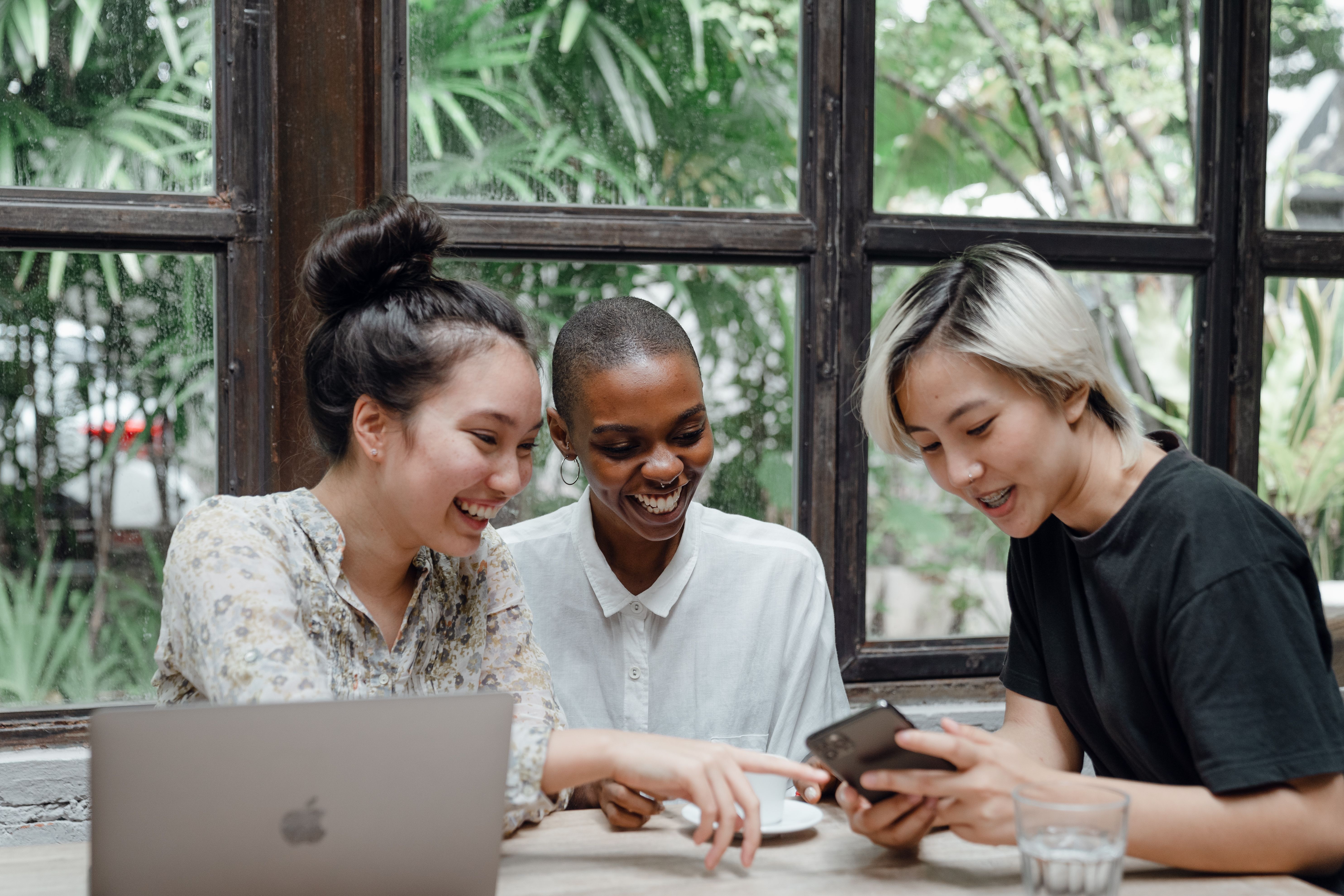 Tres amigas hablando sobre las idiomatic expressions en inglés.