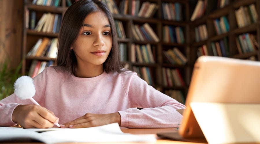 Niña leyendo sobre profesiones que los niños quieren desempeñar en el futuro