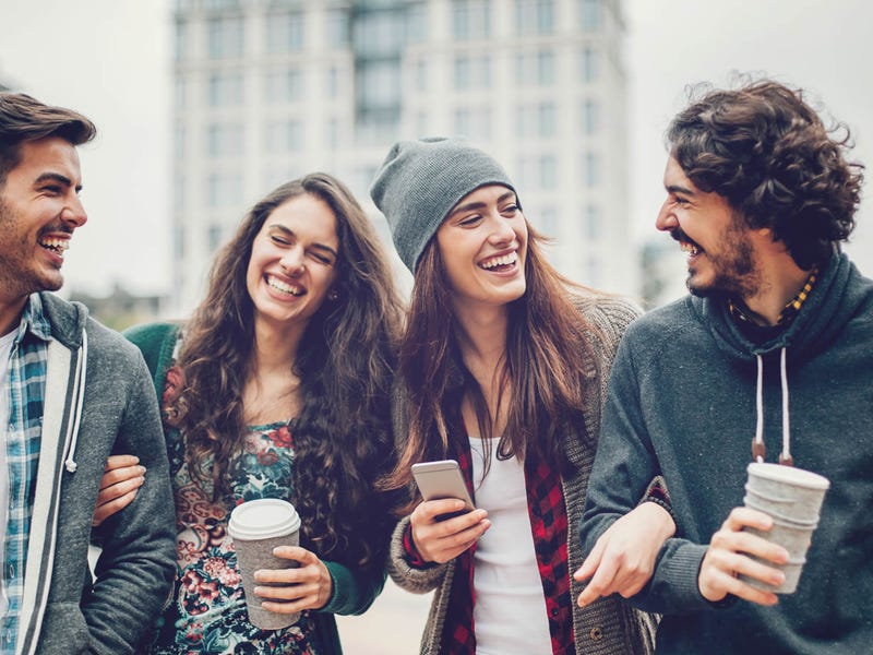Amigos practicando los tiempos verbales en ingles
