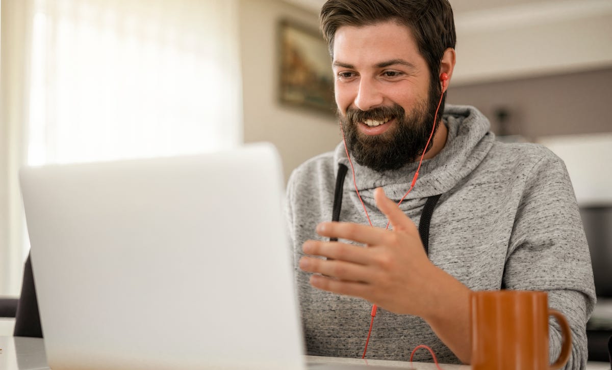 Hombre diciendo aprende japonés online