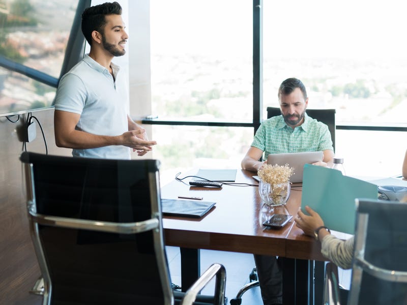 Hombre dando una capacitación en inglés