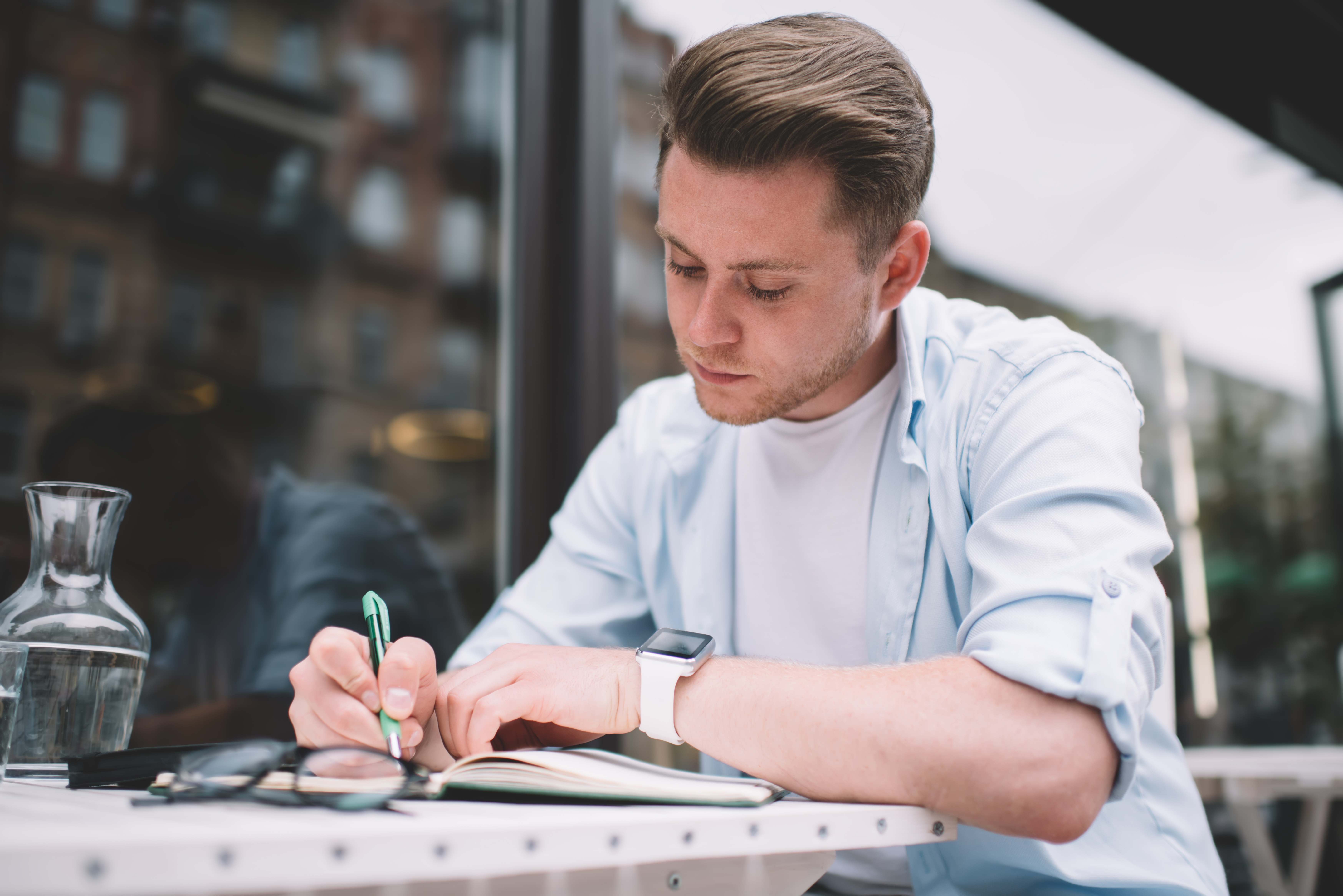 Estudiante leyendo aprende italiano