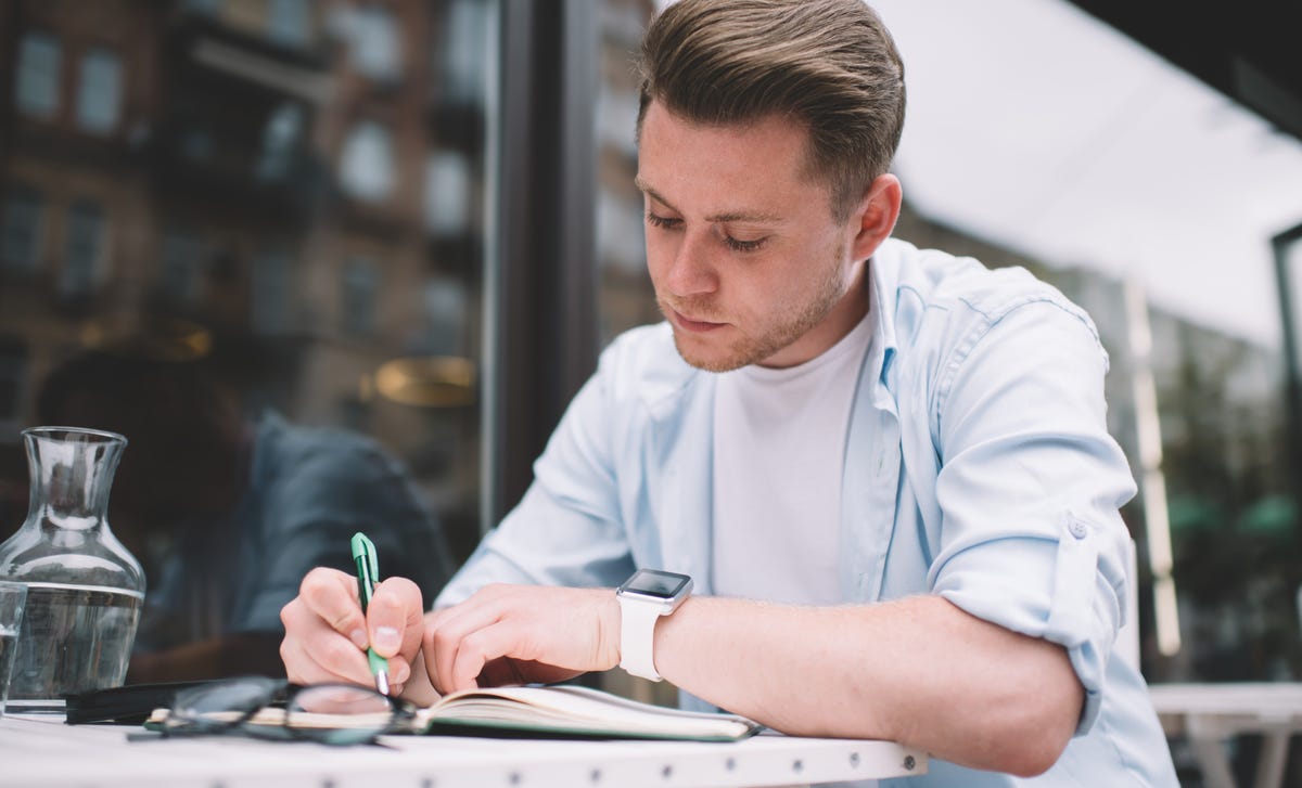Estudiante leyendo aprende italiano
