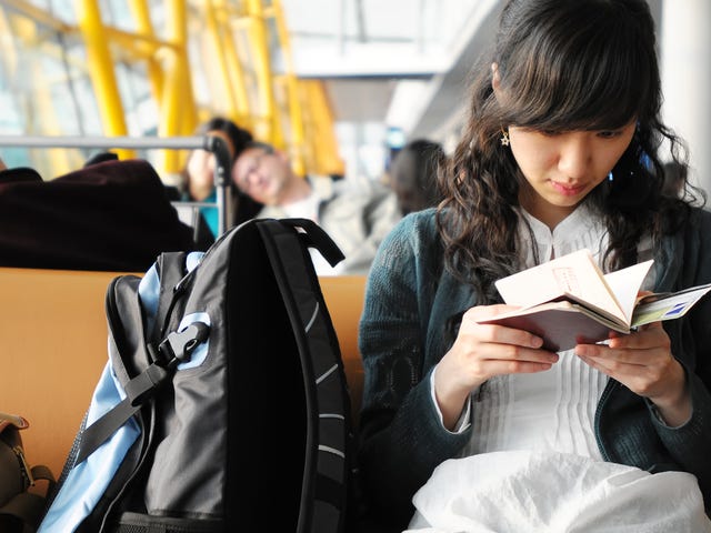 Mujer leyendo aprende alemán