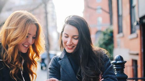 Amigas estudiando vocabulario en inglés