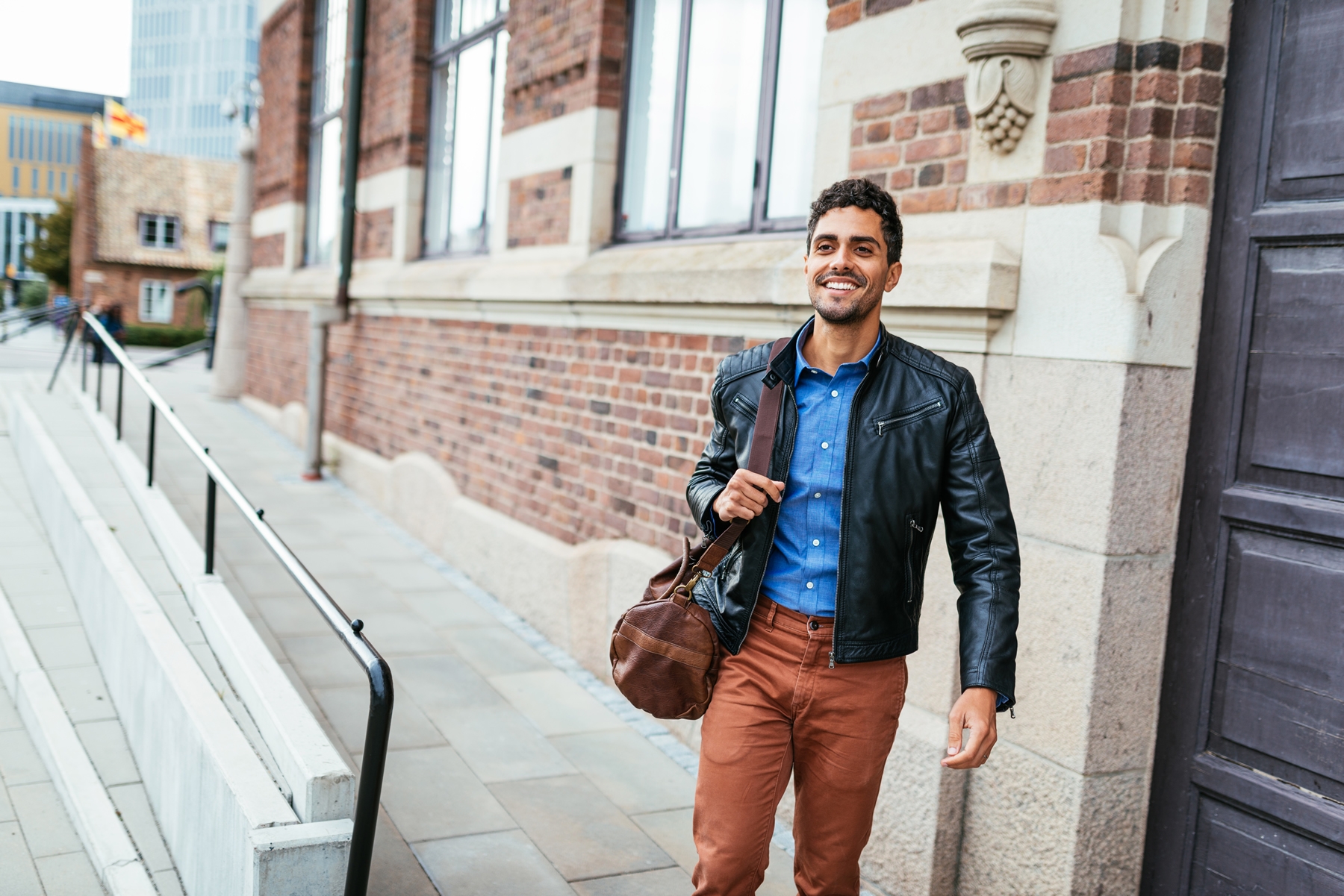 Un hombre caminando feliz por la calle