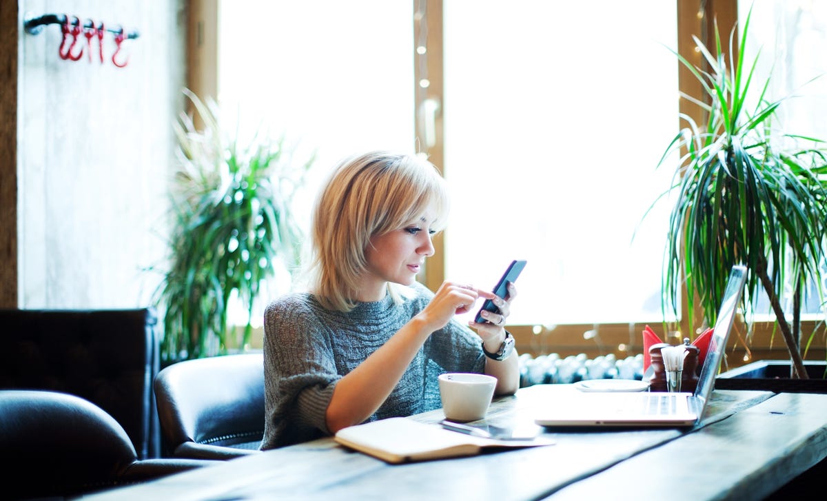 Mujer aprendiendo el idioma polaco
