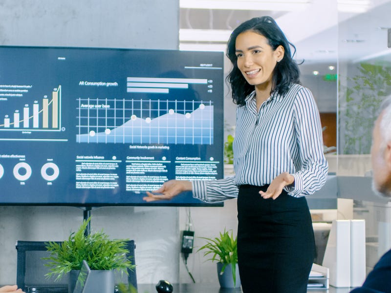 Mujer explicando los beneficios de ser bilingüe