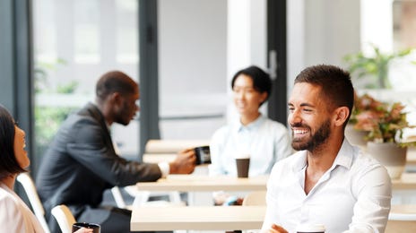 Personas hablando de la plataforma virtual de autoaprendizaje de idiomas