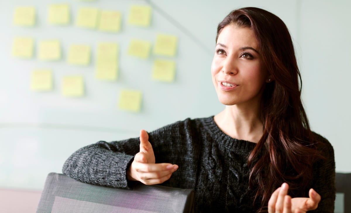 Mujer dando clases particulares de inglés