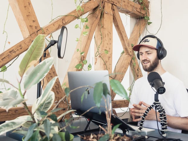 Hombre realizando un podcast para aprender inglés