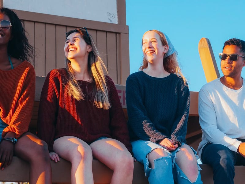 Estudiantes practicando phrasal verbs