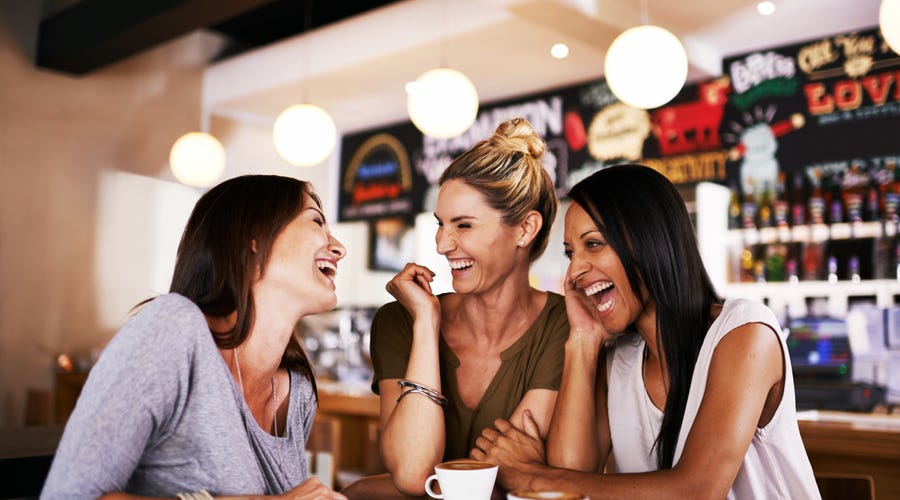 Mujeres practicando los verbos regulares e irregulares en inglés