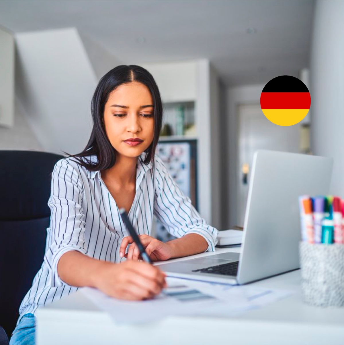 mujer mirando las cards Promo Flex