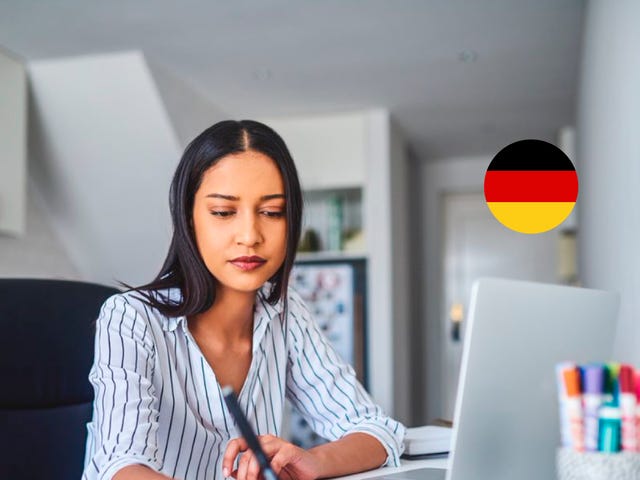 mujer mirando las cards Promo Flex