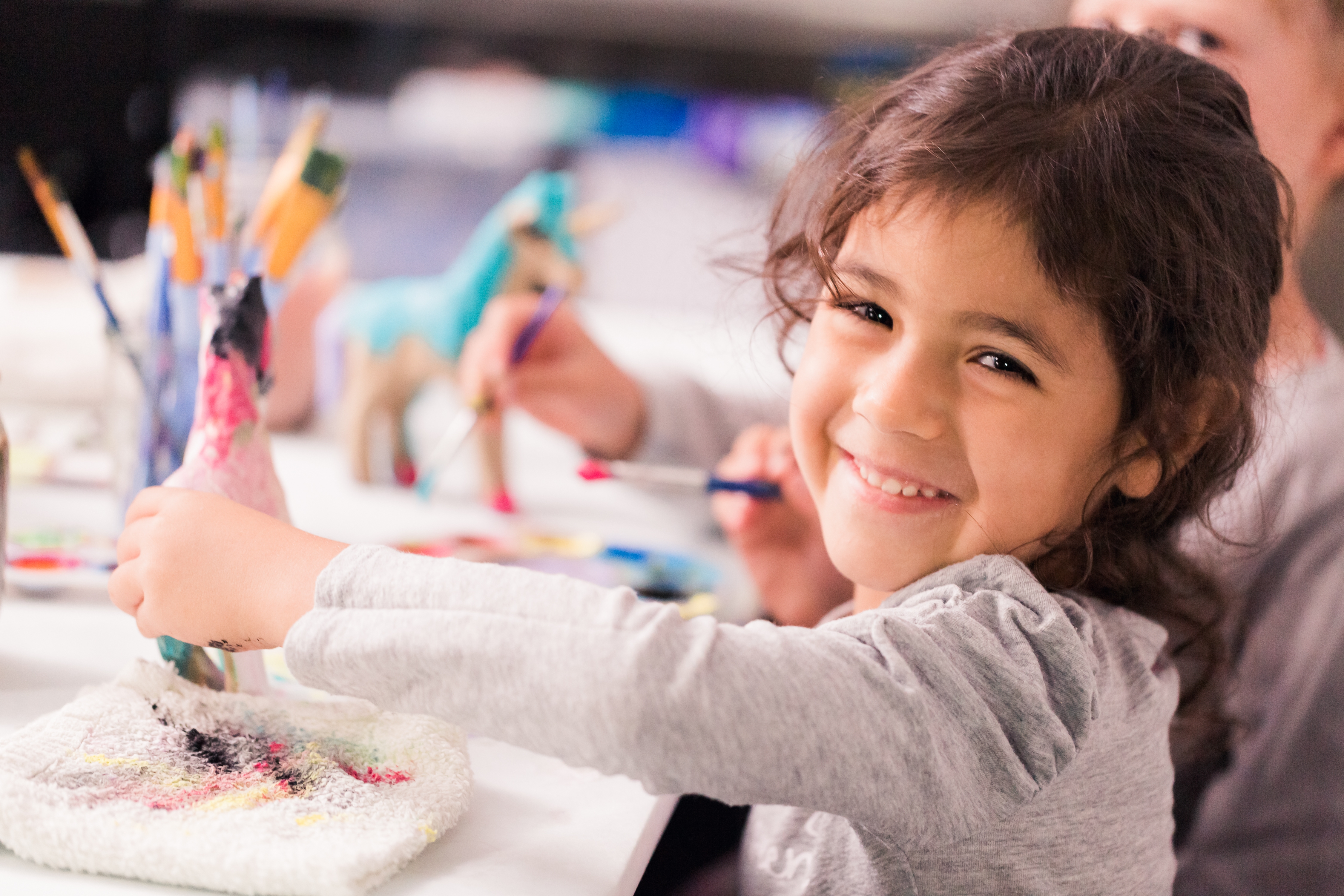 Niña estudiando inglés para niños de kinder