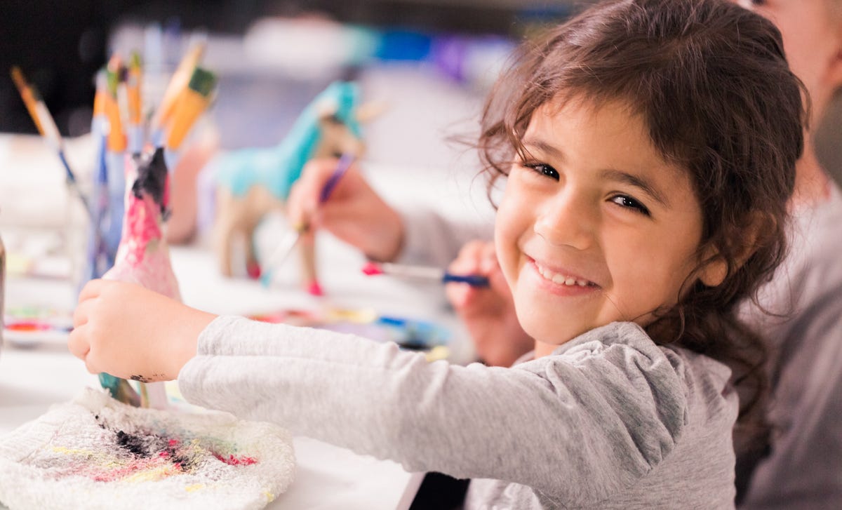 Niña estudiando inglés para niños de kinder