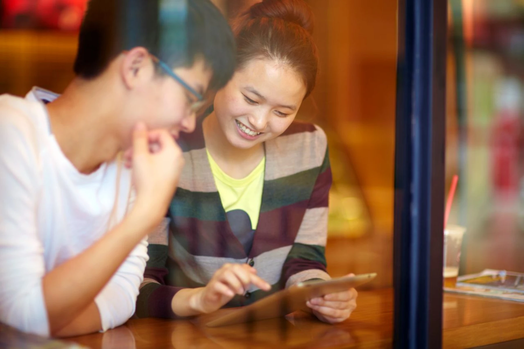 Mujer explicando los participios en inglés
