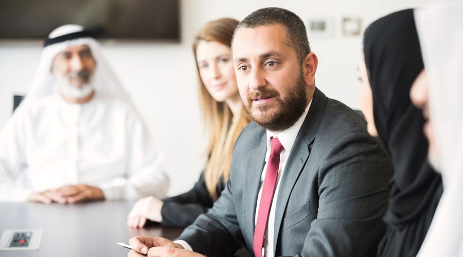 Personas realizando negociaciones internacionales