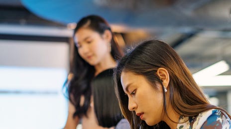 Mujer estudiando italiano básico