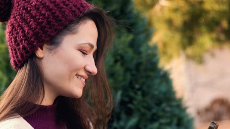 Mujer leyendo aprende holandés