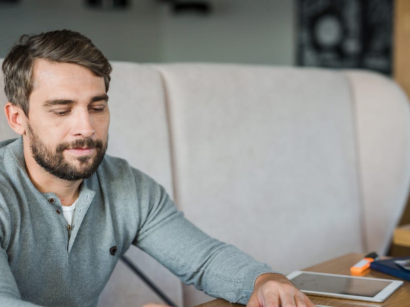 Hombre leyendo sobre cómo aprender francés
