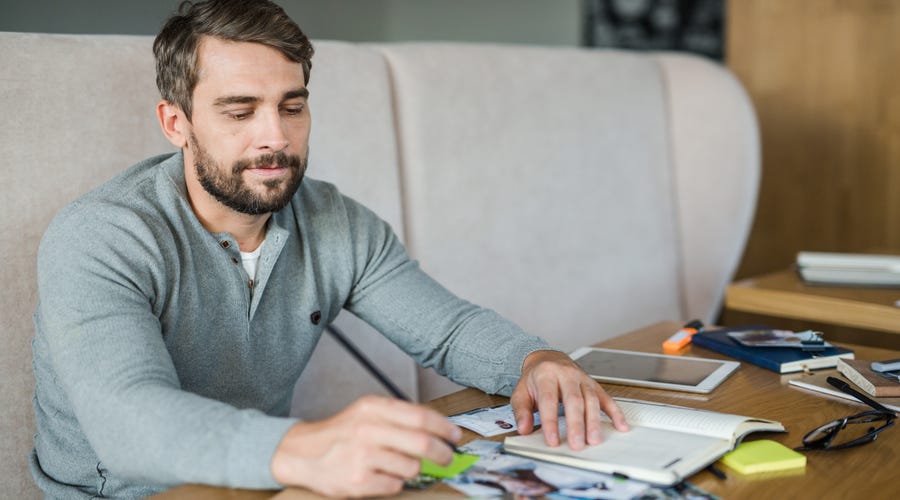 Hombre leyendo sobre cómo aprender francés