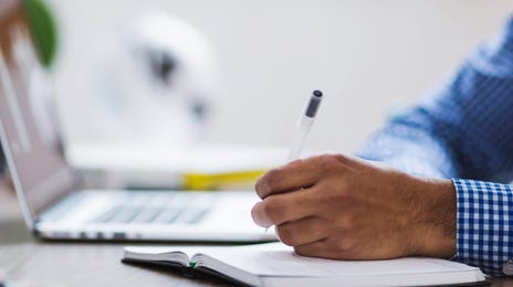 Hombre escribiendo: Aprende portugués online