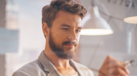 Hombre practicando el idioma danés