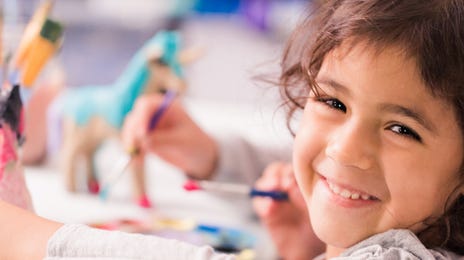 Niña aprendiendo alemán para niños y adolescentes