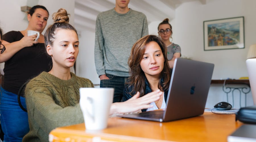 Personas mostrando el ambiente laboral