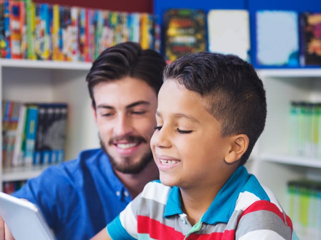 Niño aprendiendo idiomas con instructor