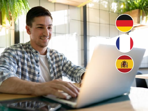 Hombre aprendiendo idiomas con clases particulares + autoaprendizaje