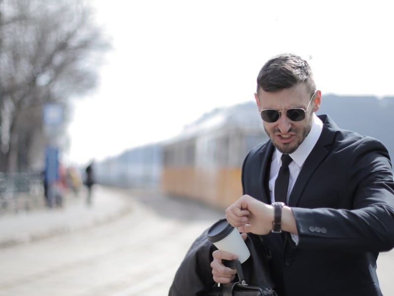 Hombre mirando la hora en inglés
