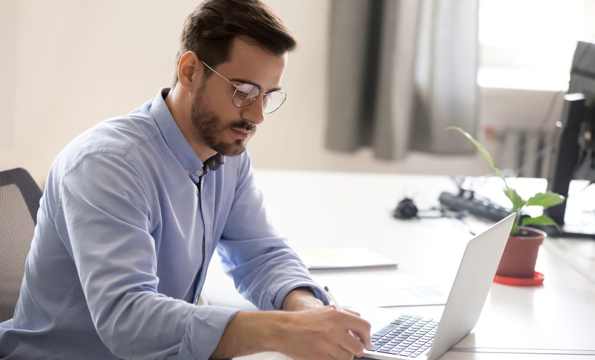 Hombre trabajando en el presupuesto anual y la capacitación