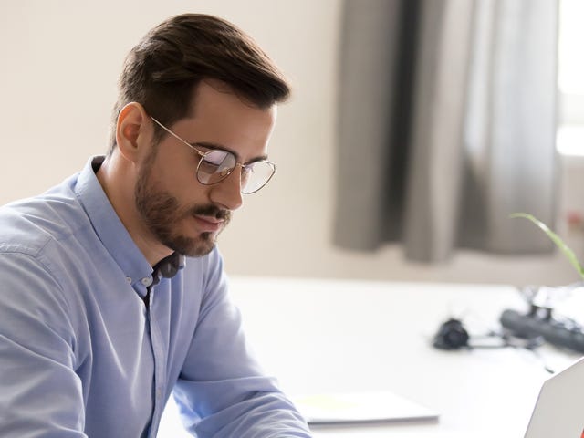 Hombre trabajando en el presupuesto anual y la capacitación