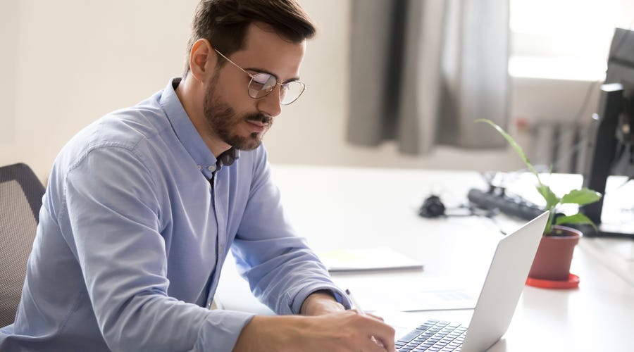Hombre trabajando en el presupuesto anual y la capacitación