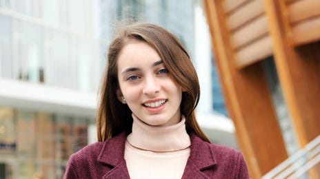 Mujer que estudia idioma búlgaro