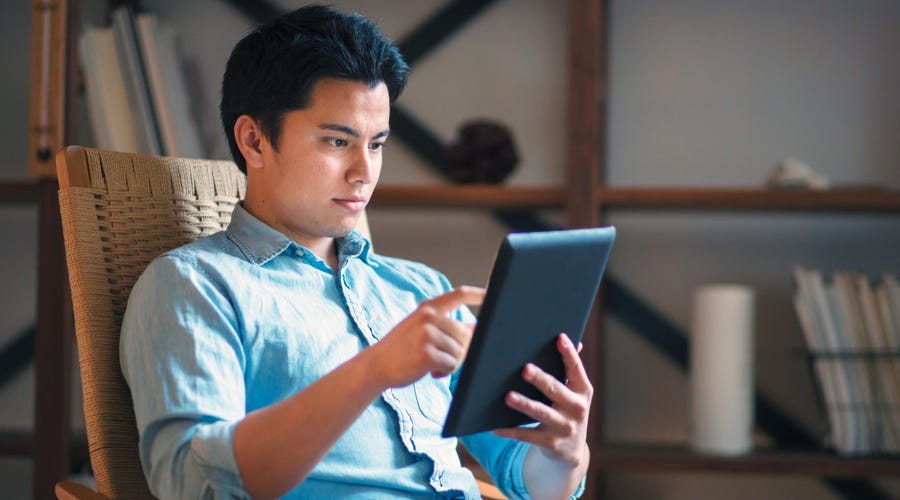 Hombre leyendo cómo aprender inglés rápido